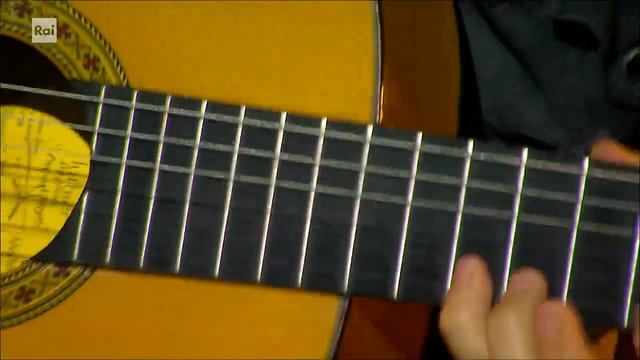Emanuel Diego Victor suona alla chitarra "Rumba flamenca" - Dalla strada al palco 19/07/2022 смотреть онлайн