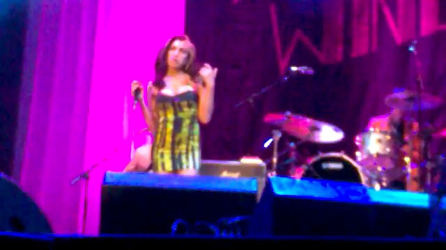 Пьяная Эми Вайнхаус шокировала публику смотреть онлайн