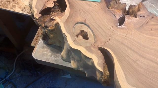 Столик из спила карагача и вставками из стекла смотреть онлайн