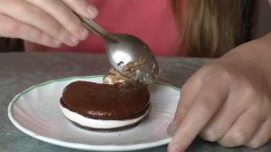 РАЗОГРЕВАЕМ ЧОКОПАЙ В МИКРОВОЛНОВКЕ ( HEATING CHOCO-PIE IN MICROWAVES )