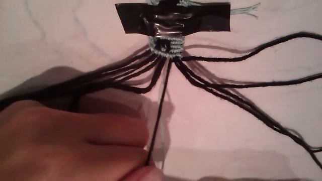 Урок 1. Как плести фенечку прямым плетением. смотреть онлайн