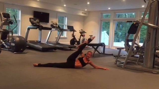 Dancer Warm Up Stretch смотреть онлайн