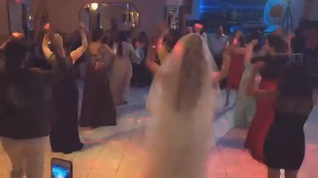 ERİK DALI - Düğününde durmayan gelin 😌 смотреть онлайн