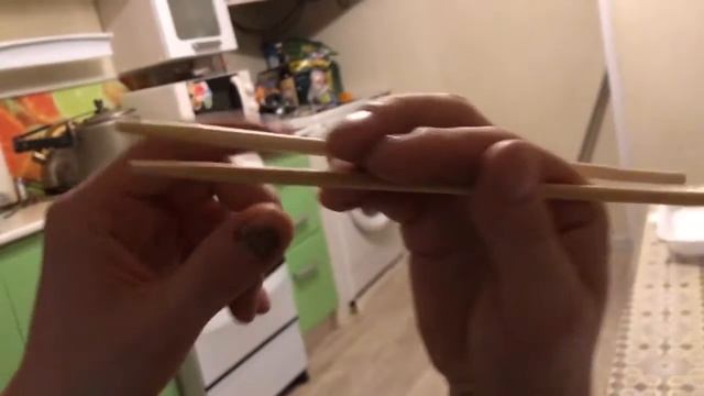 Учимся держать палочки для суши)) смотреть онлайн