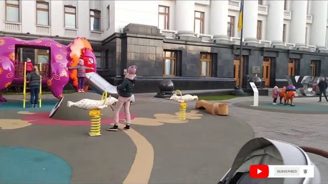 Киев. Детская площадка возле Офиса Президента. смотреть онлайн