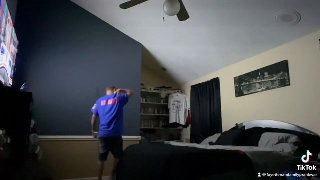 Pranking her dad. He thought it was her real python snake ? смотреть онлайн