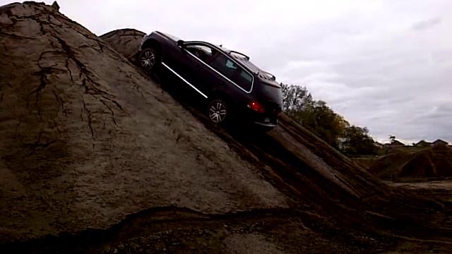 VW Touareg small hill climb attempt смотреть онлайн