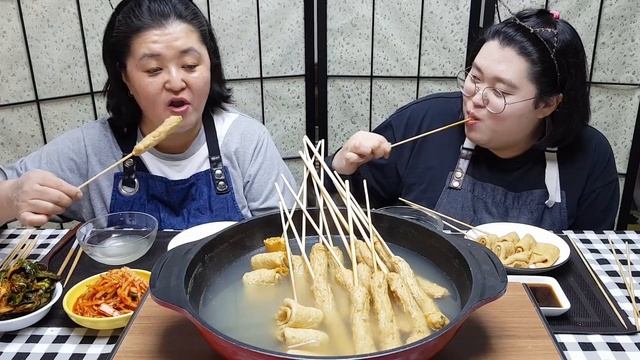 [엄마의 집밥] 어묵탕 & 우동 김치 리얼사운드 먹방. Fish cake soup eating show, Mukbang eating show, real sound смотреть онлайн