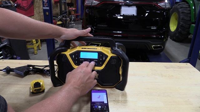 DEWALT DCR028 12V/20V & AC Jobsite AM/FM Radio With Bluetooth Review смотреть онлайн
