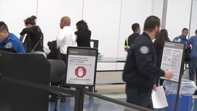 Bond Girl Eva Green Making Her Way Through LAX смотреть онлайн