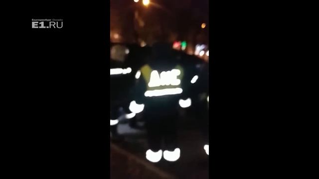 В Екатеринбурге пьяного водителя пришлось вытаскивать из машины, разбив стекло смотреть онлайн