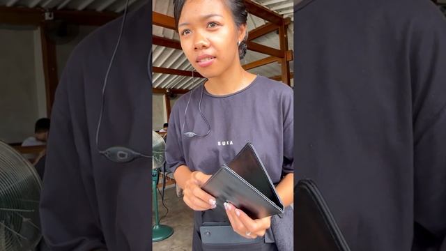 Официантка согласилась оплатить наш счет!