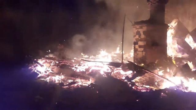 Пожар в селе Вознесенье,Ивановской области,пожарные приехали быстро,но без воды и дом сгорел... смотреть онлайн