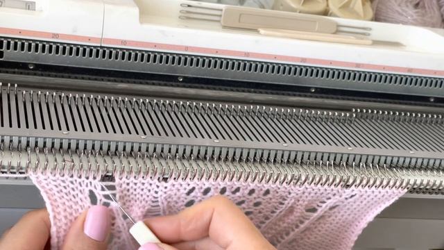 Вязание на машине - Ажур с косами || machine knitting смотреть онлайн