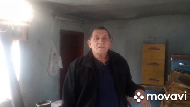 КОРМЛЮ ВСКРЫВАЮ РАМКИ МЕДОВЫЕ смотреть онлайн