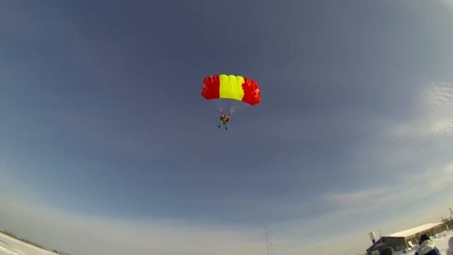 Тренировочные прыжки с парашютом. Точность приземления. Зима смотреть онлайн