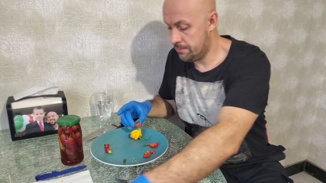 44 Дегустирую супер хот Trinidad Scorpion! 15.11.21 смотреть онлайн