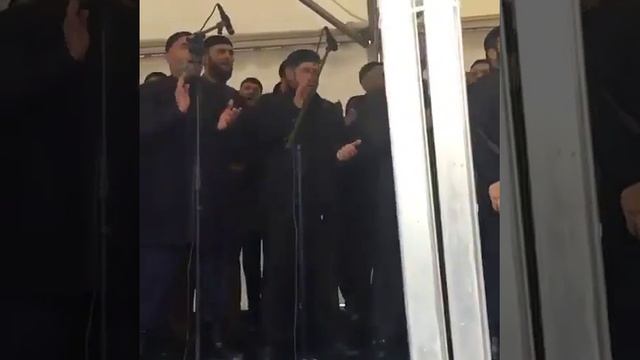 МЮРИДЫ ШЕЙХА КУНТА-ХЬАЖИ КИШИЕВА В ИСПОЛНЕНИИ ЗИКРА В ЦЕНТРЕ ГОРОДА ГРОЗНЫЙ В ДЕНЬ РОЖДЕНИЯ ШЕЙХА ! смотреть онлайн