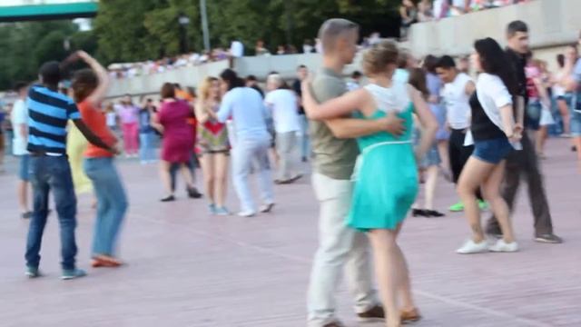 Опен эйр у причала http://www.salsateca.ru сальса, бачата, 5.07.15 -4 смотреть онлайн