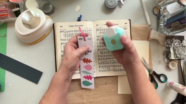 Altered Book - discarded Hymnal - creating a place to journal & take notes. смотреть онлайн