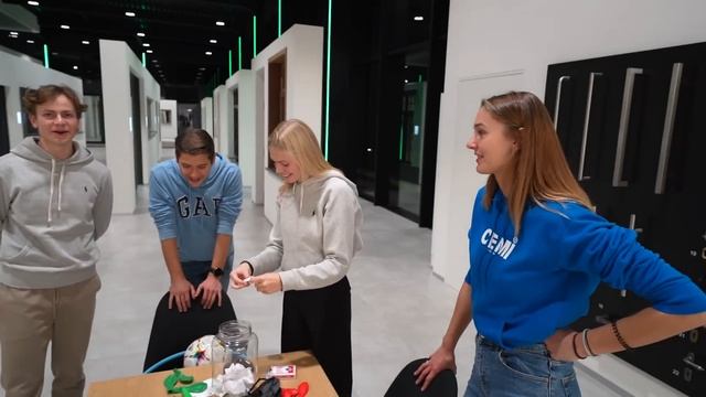 WIE ALS LAATSTE STOPT MET ZOENEN WINT! *RELATIE CHALLENGE* #501 смотреть онлайн