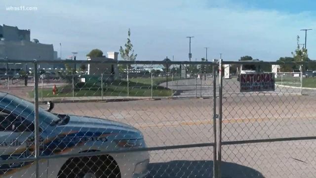 Neighbors of Churchill Down react to empty Derby смотреть онлайн