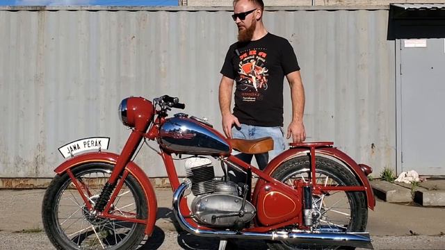 JAWA PERAK 1948 года. Мотоцикл после реставрации и на отличном ходу. смотреть онлайн