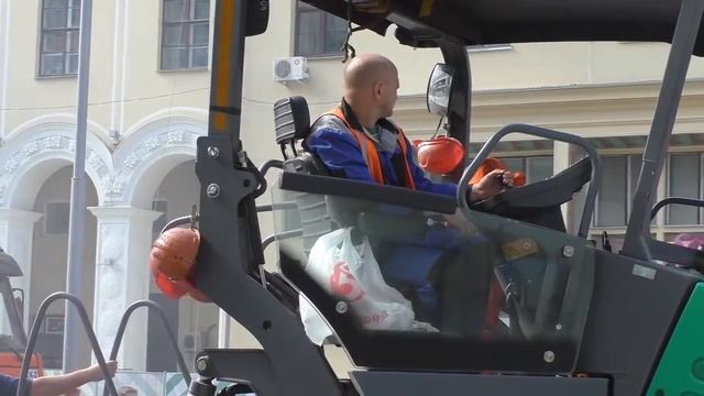 Укладка асфальта на Тверской улице в Москве смотреть онлайн