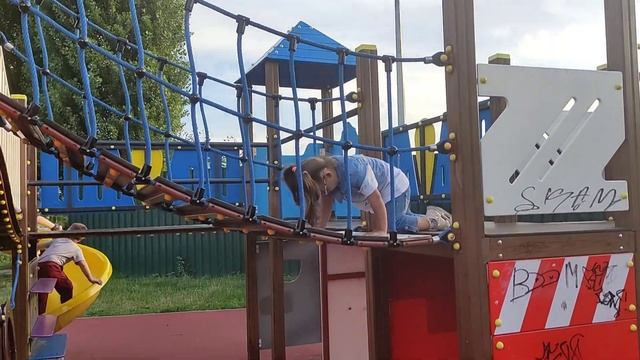 Вечером на детской площадке возле аэропорта смотреть онлайн