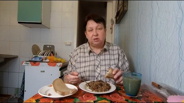 МАМА ПОШЛА НА ЗАРЯДКУ, А У МЕНЯ МУКБАНГ ГРЕЧКА С ГРИБАМИ смотреть онлайн