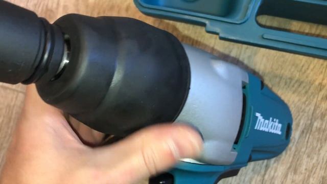Гайковерт электрический MAKITA TW 0350 в чемодане (400 Вт,350 Нм,посадочн. квадрат 1/2 ",вес 3.0 кг смотреть онлайн