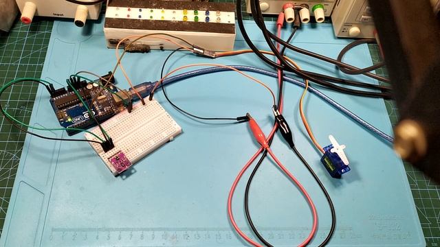 Ардуино датчик жестов включает цикл сервопривода смотреть онлайн