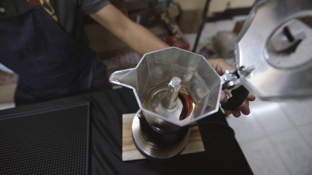 แจกสูตรขายดี Moka Pot อเมริกาโน่ร้อน - เย็น จากหม้อต้มกาแฟ Bialetti Brikka 4 cups โดยพี่สากล смотреть онлайн