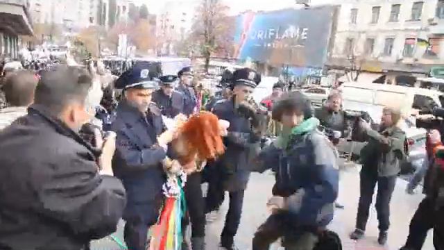 Представительниц FEMEN забирает милиция5.flv смотреть онлайн