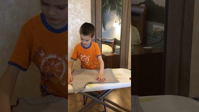 Как ребёнку погладить футболку и аккуратно ее сложить смотреть онлайн