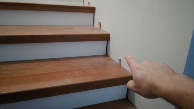 Установка деревянных СТУПЕНЕЙ на бетонную лестницу. Фрагмент работы. Ремонт квартир. смотреть онлайн