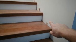 Установка деревянных СТУПЕНЕЙ на бетонную лестницу. Фрагмент работы. Ремонт квартир.