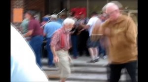 Дед танцует