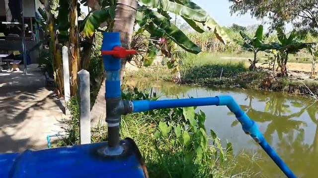 1 Качаем воду при помощи бочки и пластиковых труб с низу в верх без насоса и электричества смотреть онлайн