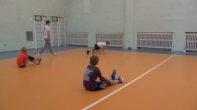 Волейбол обучение. Дети. Упражнение с набивными мячами смотреть онлайн