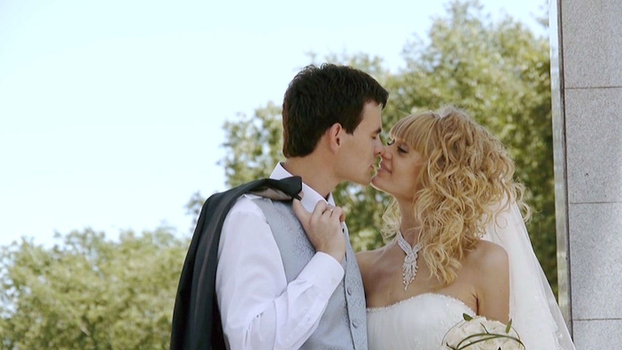 Свадебный день, обаятельная пара молодожёнов смотреть онлайн