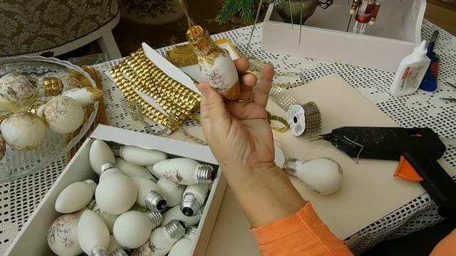 Делаем красивые игрушки на елку из обычных лампочек. смотреть онлайн