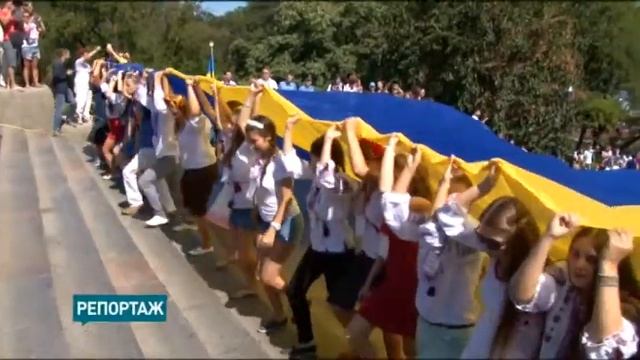 В День флага Украины одесситы развернули 23-метровый национальный стяг смотреть онлайн