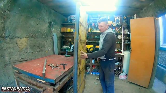 Как Сделать гаражные двери своими руками.Из старого листа железа . смотреть онлайн