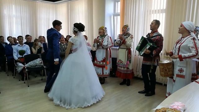 Чувашская свадьба в Чебоксарах: народные танцы, песни и национальный напиток