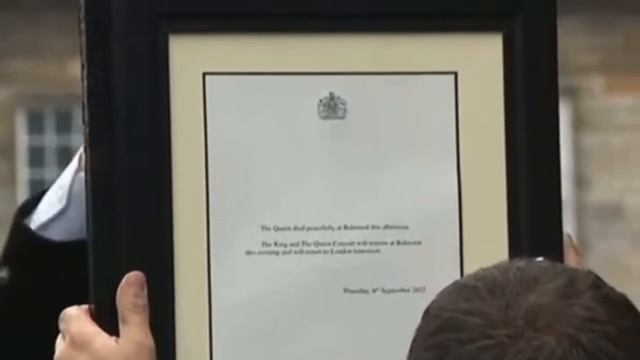На ворота Букингемского дворца повесили официальное сообщение о смерти королевы. смотреть онлайн