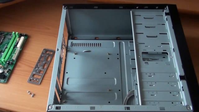 Компьютер своими руками Урок 2 Крепление материнской платы смотреть онлайн