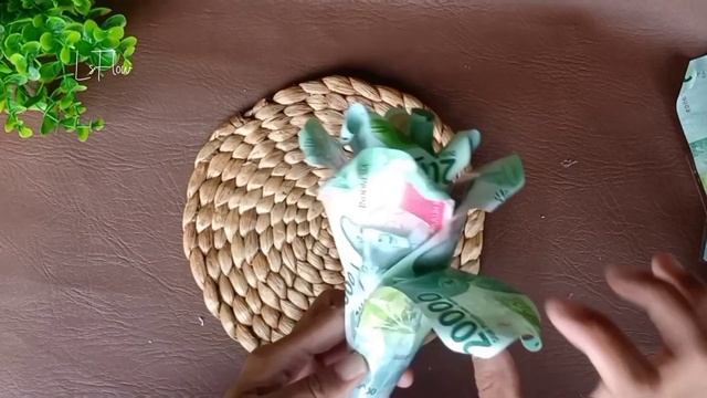 CARA MEMBUAT BUKET UANG 20 RIBUAN BENTUK BUNGA MAWAR MIX COKLAT SILVERQUEEN смотреть онлайн