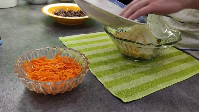 Салат из куриной печени и корейской моркови . Вкусный салат с печенью и корейской морковкой смотреть онлайн