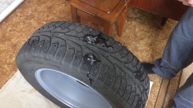 Шиповка резины ремонтными (увеличенными) шипами, своими руками в домашних условиях. смотреть онлайн